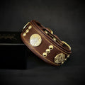 Braunes Maximus-Lederhalsband mit goldfarbenen Zierscheiben und Nieten, gelben Nähten und brauner Polsterung