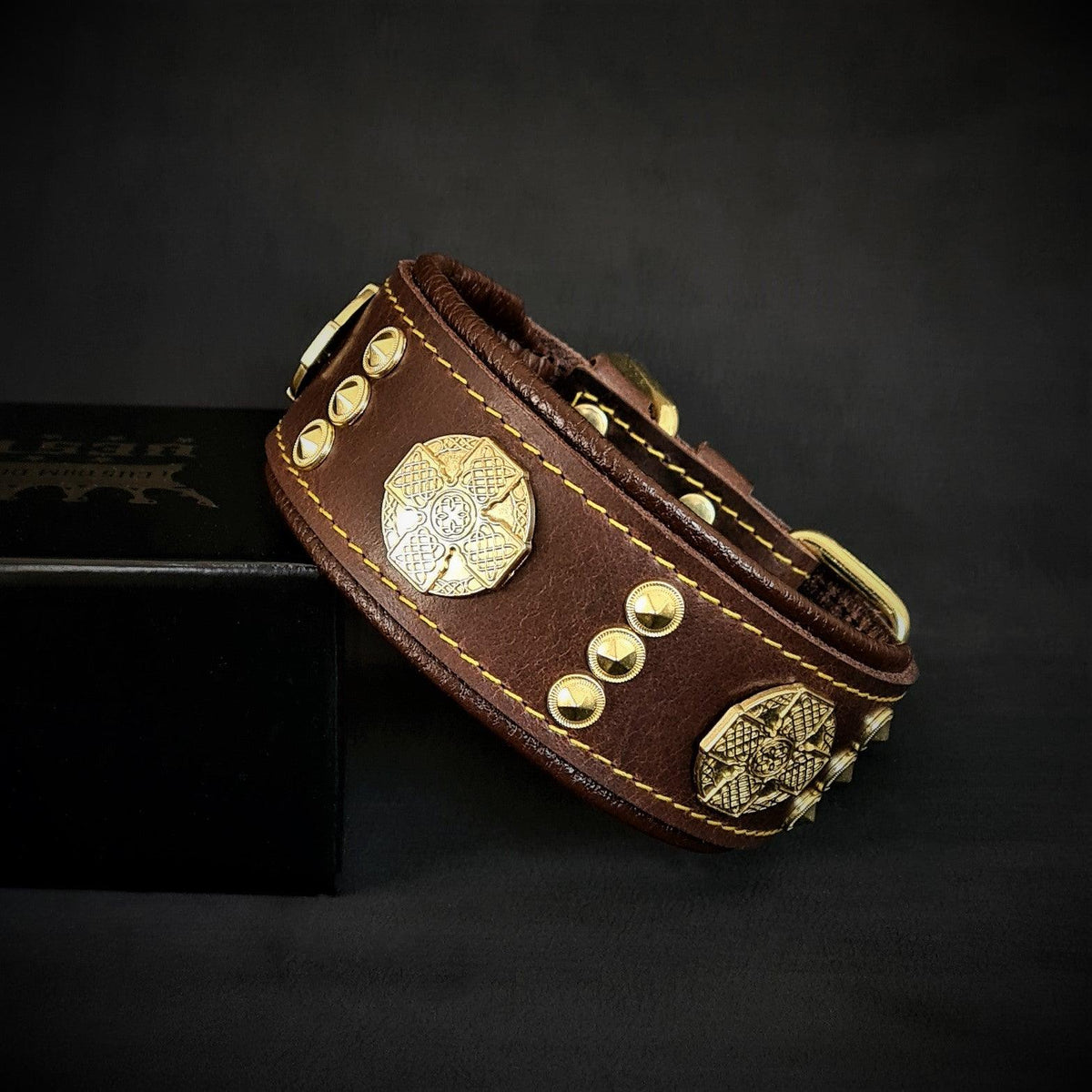 Braunes Maximus-Lederhalsband mit goldfarbenen Zierscheiben und Nieten, gelben Nähten und brauner Polsterung