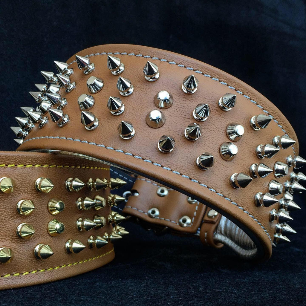 Nahaufnahme zweier brauner Crown-Lederhalsbänder mit silberfarbenen beziehungsweise goldfarbenen Spikes und Nieten