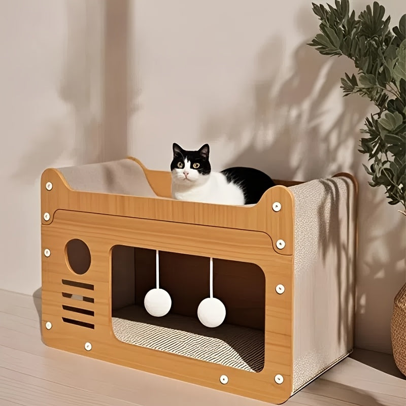 Schwarz-weisse Katze liegt auf der oberen Ebene des Katzenhauses mit Kratzflächen und zwei weissen Spielbällen.