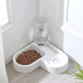 Weisser 2-in-1-Futter- und Wassernapf mit Trockenfutter, transparenter Wasserflasche und rundem Trinkeinsatz.
