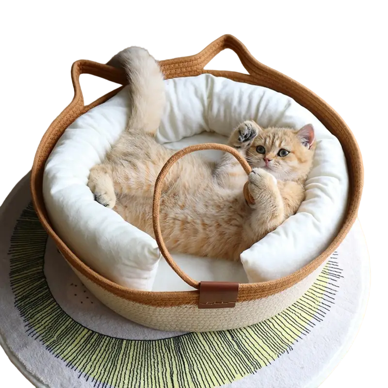 Freigestellte Ansicht einer Katze im khaki-weissen Katzenbett mit Katzenohren und weissem Polsterrand.