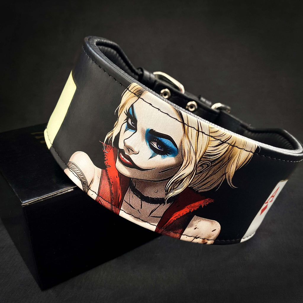 Schwarzes Harley-Lederhalsband mit farbigem Figurenprint und schwarzer Polsterung auf dunklem Hintergrund