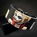 Schwarzes Harley-Lederhalsband mit farbigem Figurenprint und schwarzer Polsterung auf dunklem Hintergrund