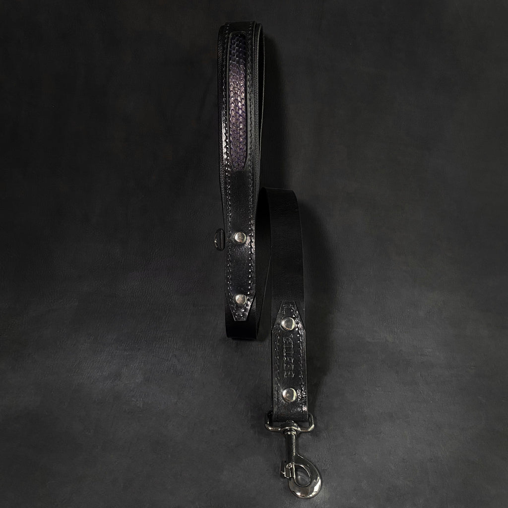 Schwarze BESTIA Indigo Lederleine mit gemusterter Handschlaufe und silberfarbenem Karabiner.