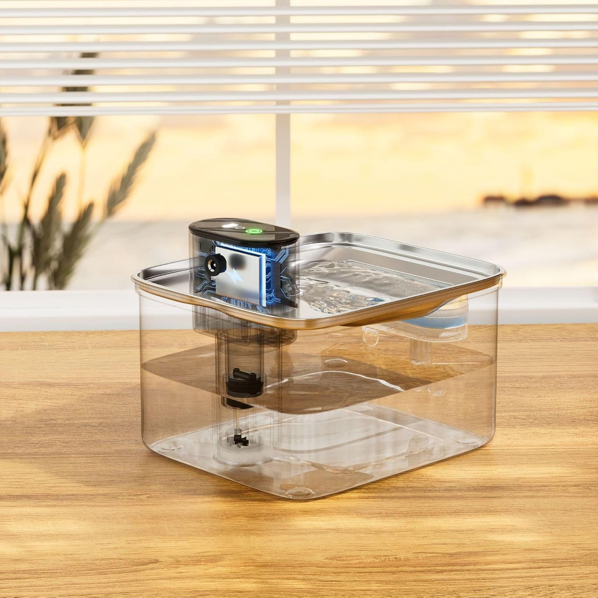 Durchsichtige Darstellung des Trinkbrunnens mit sichtbarer Pumpe und Elektronik auf einem Holztisch