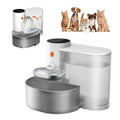 Weiss-grauer Trinkbrunnen mit transparentem Wasserbehälter und kippbarer Metallschale, daneben Katzen und Hunde