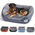 Großes, weiches Hundesofa mit grauem Bezug und Pfotenlogo