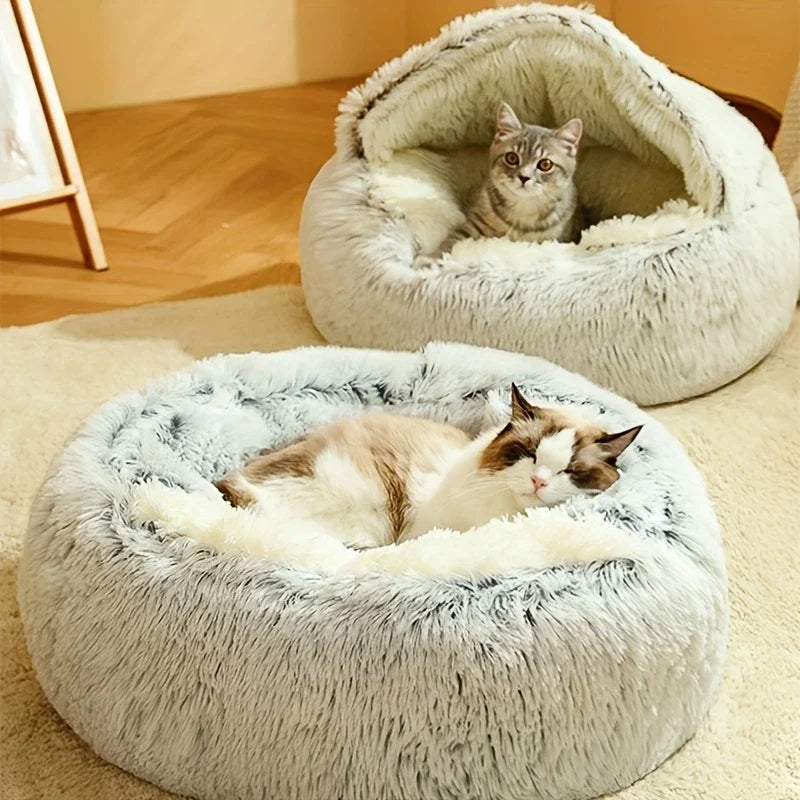 Zwei Katzen in grauen Plüschbetten, vorne als offenes Nest und hinten als aufgerichtete Höhle