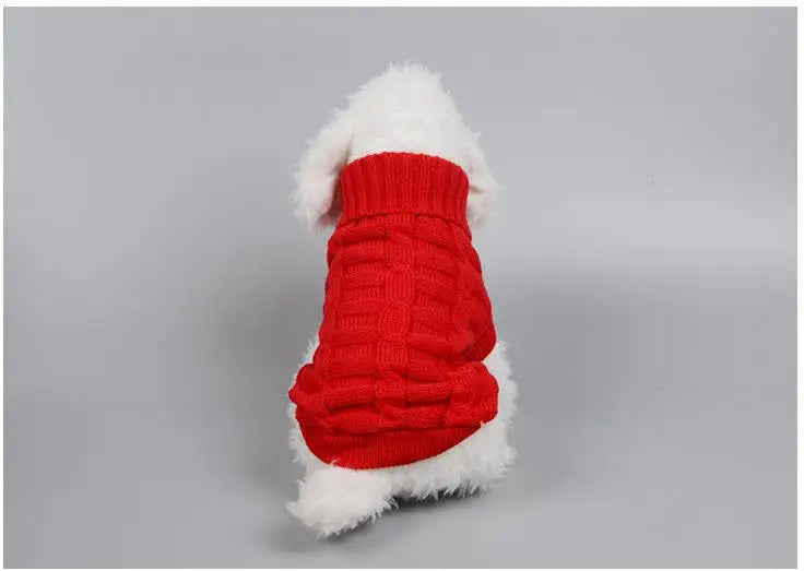 Roter Hundepullover mit hohem Kragen an einer weissen Hunde-Schaufensterfigur, Rückenansicht.