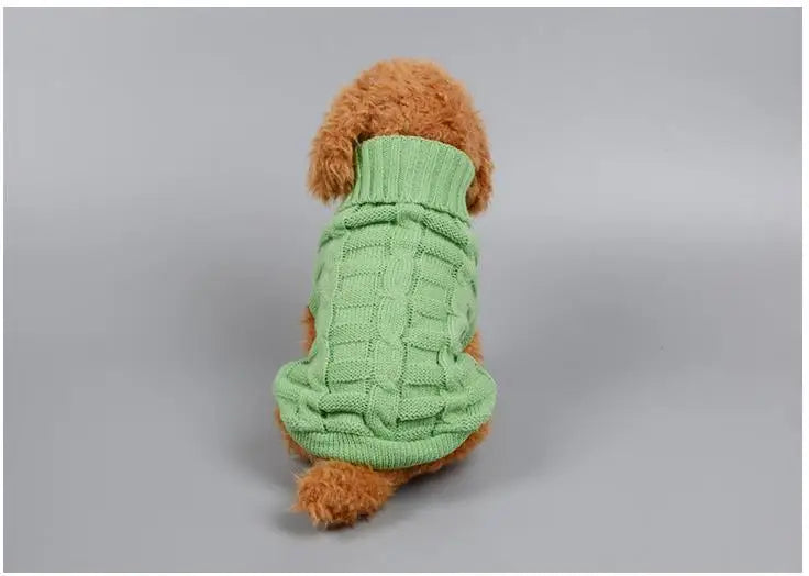 Grüner Hundepullover mit Zopfmuster an einer braunen Hunde-Schaufensterfigur, Rückenansicht.