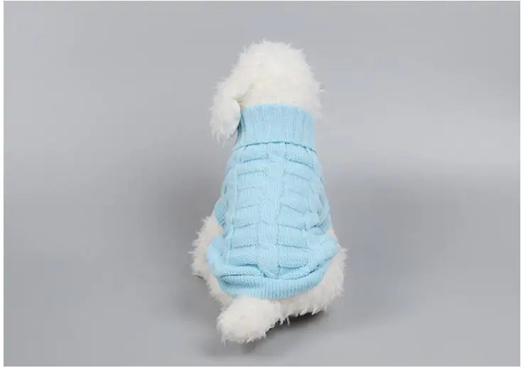 Hellblauer Hundepullover mit Strickmuster an einer weissen Hunde-Schaufensterfigur, Rückenansicht.