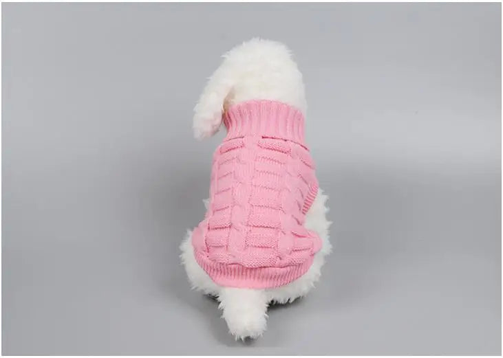 Rosa Hundepullover mit Strickmuster an einer weissen Hunde-Schaufensterfigur, Rückenansicht.