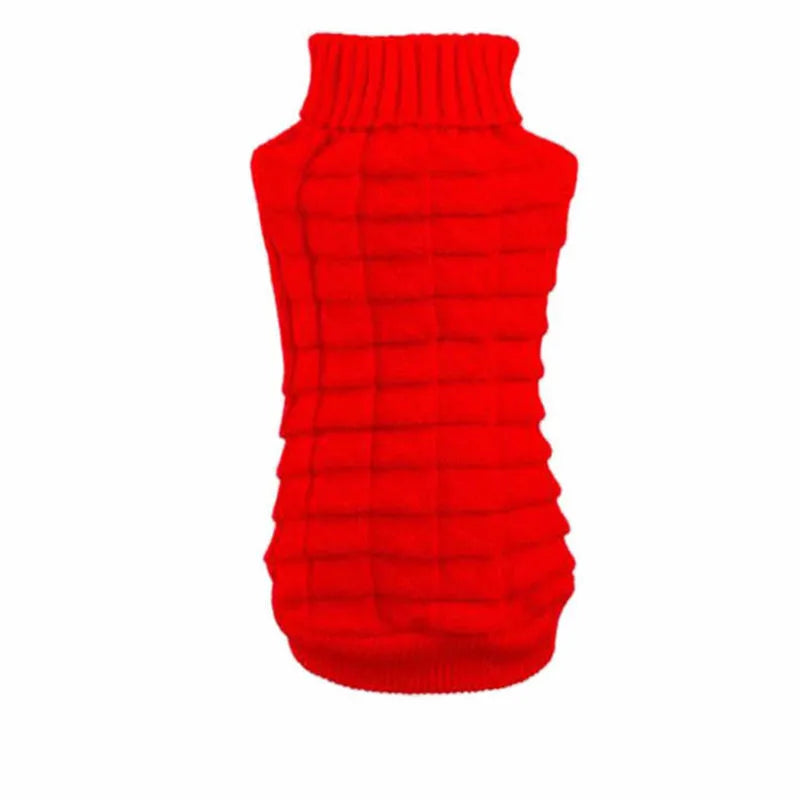 Roter Hundepullover mit strukturiertem Strickmuster und hohem Rippkragen vor weissem Hintergrund.