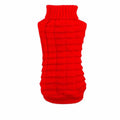 Roter Hundepullover mit strukturiertem Strickmuster und hohem Rippkragen vor weissem Hintergrund.
