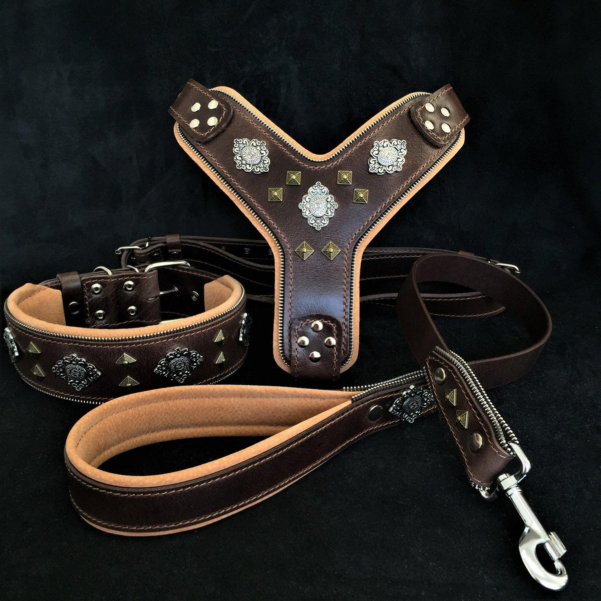BESTIA Aztec Lederset in Braun mit Geschirr, Halsband und Leine, heller Polsterung und silber- und messingfarbenen Ziernieten.