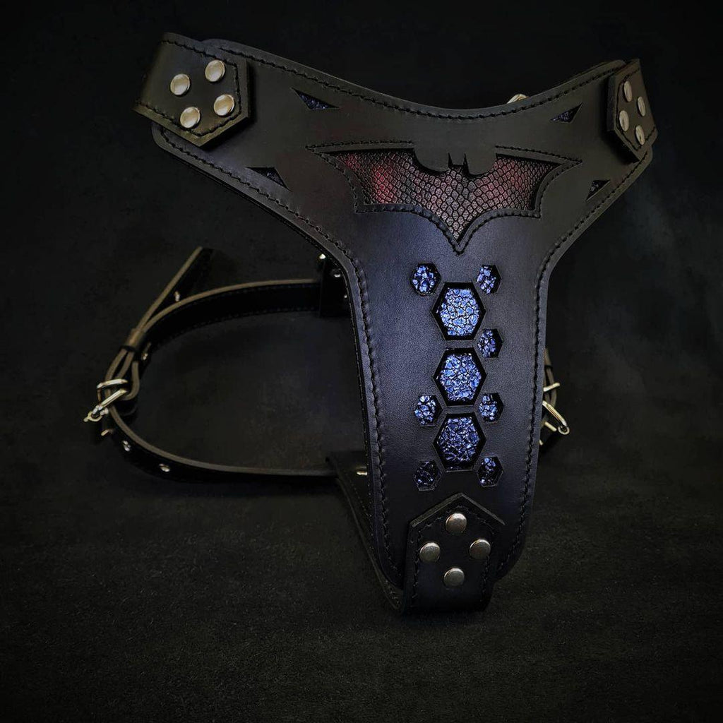 Schwarzes BESTIA Batdog Ledergeschirr mit Fledermausmotiv, sechseckigen Ausschnitten und Metallnieten.