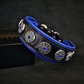 BESTIA Bijou Lederhalsband aus schwarzem Leder mit blauer Polsterung, blauen Nähten und silberfarbenen Ziernieten mit blauen Strasssteinen.