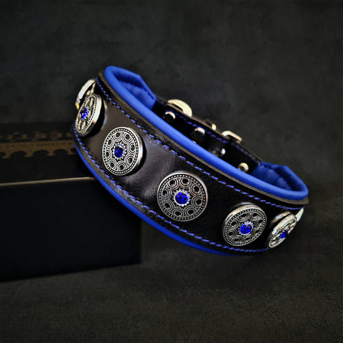 BESTIA Bijou Lederhalsband aus schwarzem Leder mit blauer Polsterung, blauen Nähten und silberfarbenen Ziernieten mit blauen Strasssteinen.