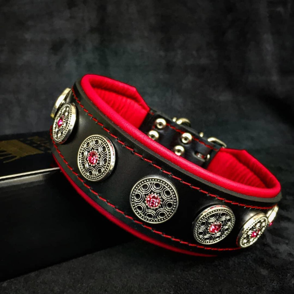 Schwarzes Bijou-Lederhalsband mit roter Polsterung, roten Nähten und silberfarbenen Zierscheiben mit roten Schmucksteinen