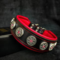 Schwarzes Bijou-Lederhalsband mit roter Polsterung, roten Nähten und silberfarbenen Zierscheiben mit roten Schmucksteinen