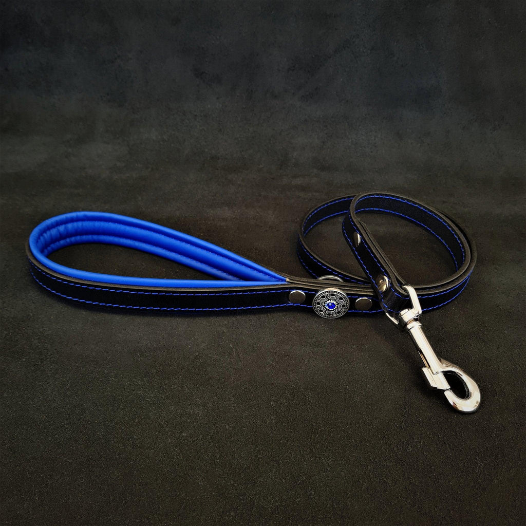 Schwarze Bijou-Lederleine mit blau gepolsterter Handschlaufe, blauen Nähten und silberfarbenem Karabiner