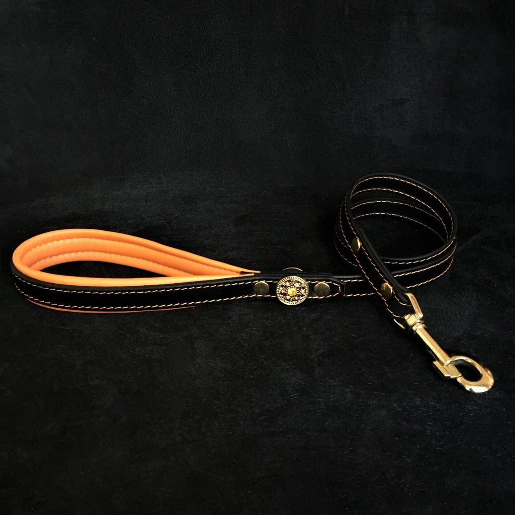 Schwarze Bijou-Lederleine mit orange gepolsterter Handschlaufe, goldfarbener Zierscheibe und Karabiner