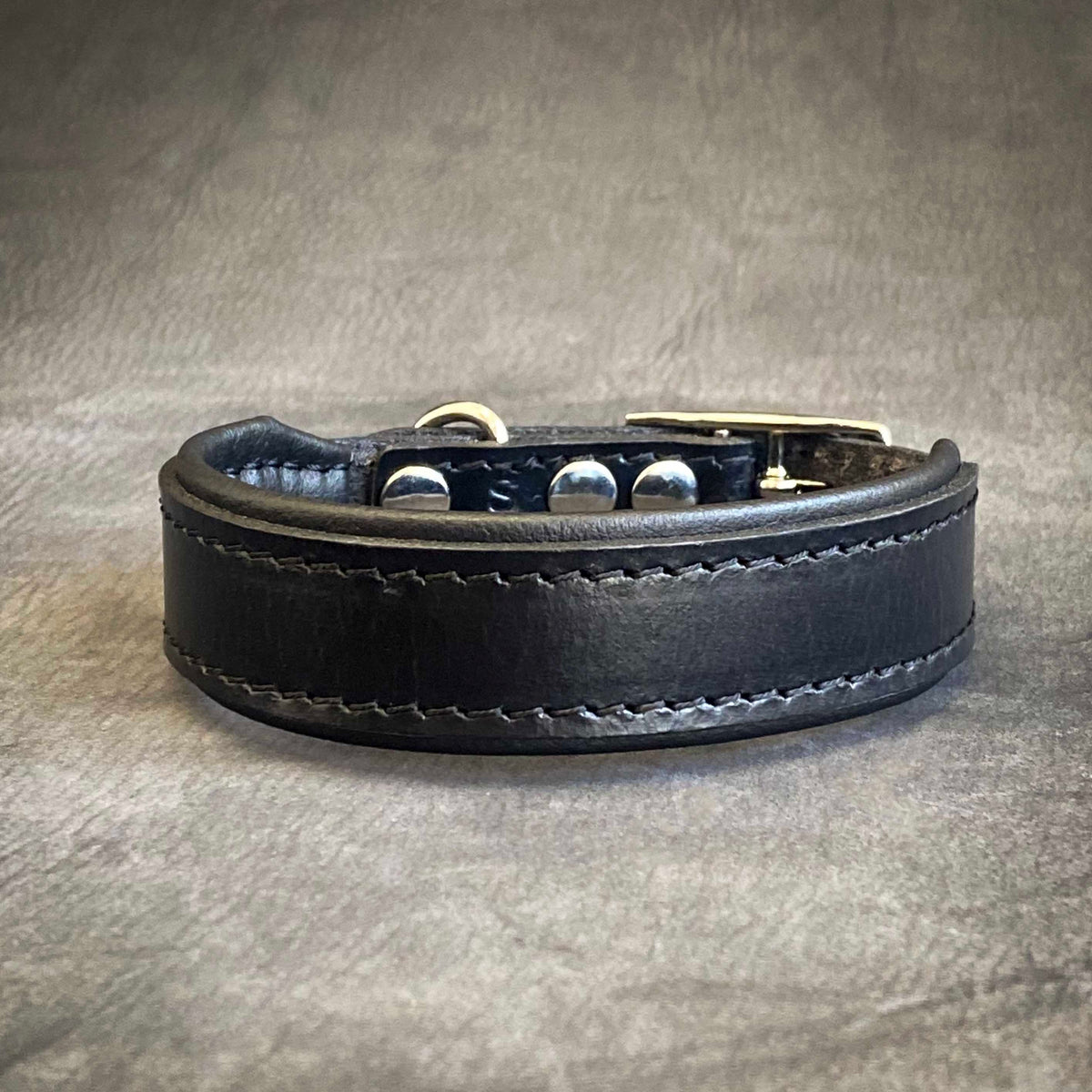 Schwarzes BESTIA Clean Lederhalsband mit schwarzer Polsterung, Nähten und Metallschnalle
