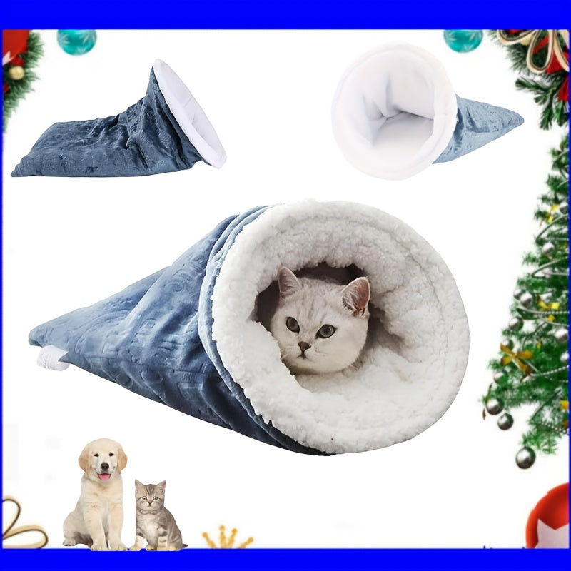Katze im blaugrauen Kuschelschlafsack mit weissem Plüschrand, Collage mit Weihnachtsdekoration