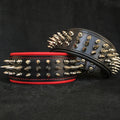 Zwei schwarze Danger-Lederhalsbänder mit metallfarbenen Spikes, eines mit roter und eines mit schwarzer Polsterung