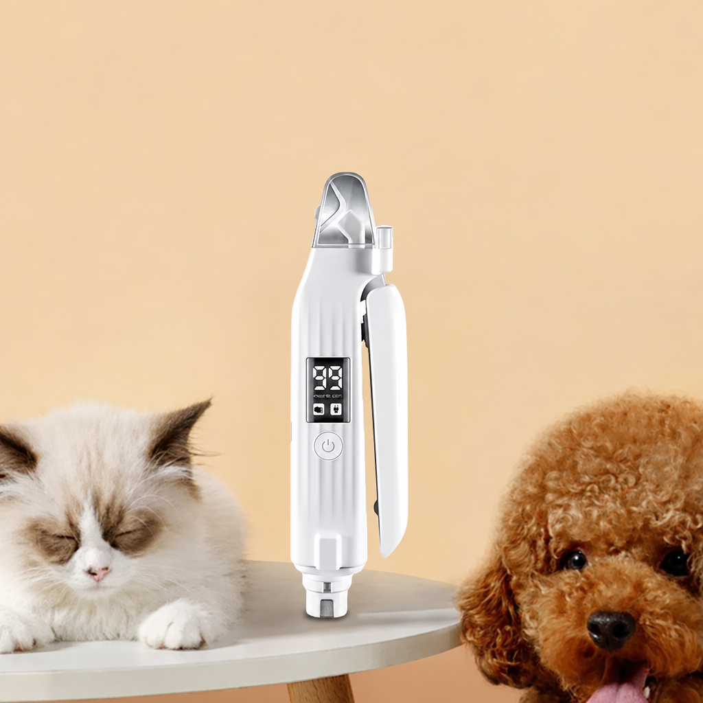 Weisses Krallenpflegegerät mit Display zwischen einer hellen Katze und einem braunen Pudel