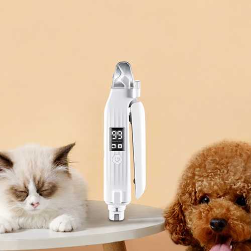 Weisses Krallenpflegegerät mit Display zwischen einer hellen Katze und einem braunen Pudel