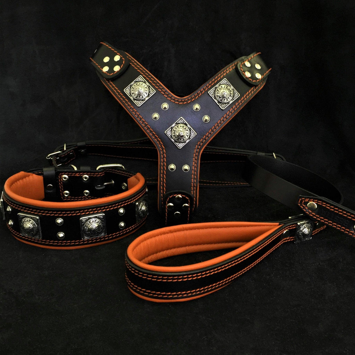 Schwarzes Eros-Lederset aus Geschirr, Halsband und Leine mit orangefarbener Polsterung und Nähten sowie silberfarbenen Nieten und verzierten quadratischen Beschlägen
