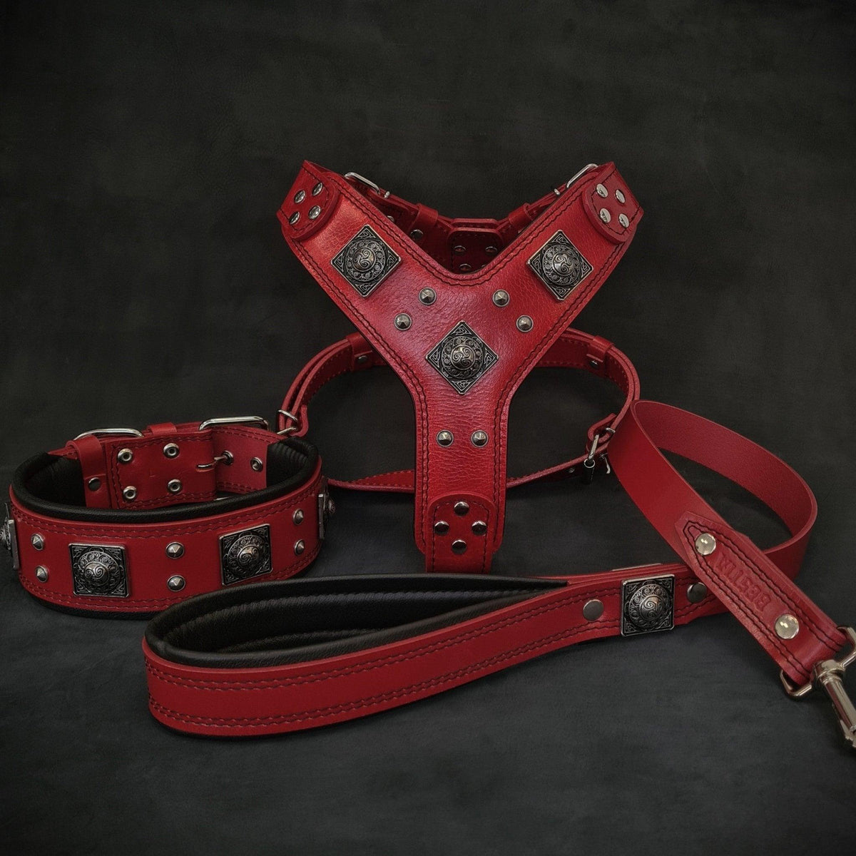 Rotes Eros-Lederset aus Geschirr, Halsband und Leine mit silberfarbenen Nieten und verzierten quadratischen Beschlägen
