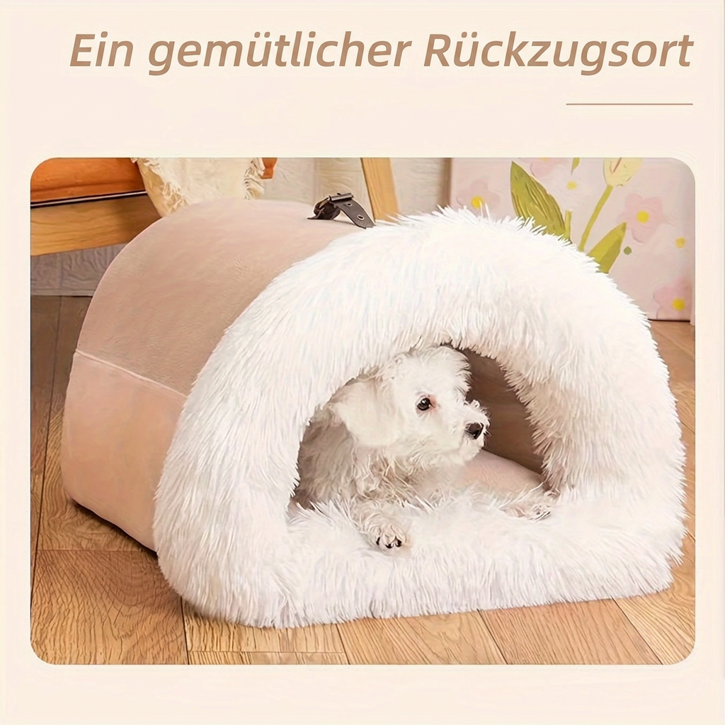 Kleiner weisser Hund liegt in der kaffeebraunen Plüschhöhle unter dem Schriftzug «Ein gemütlicher Rückzugsort»