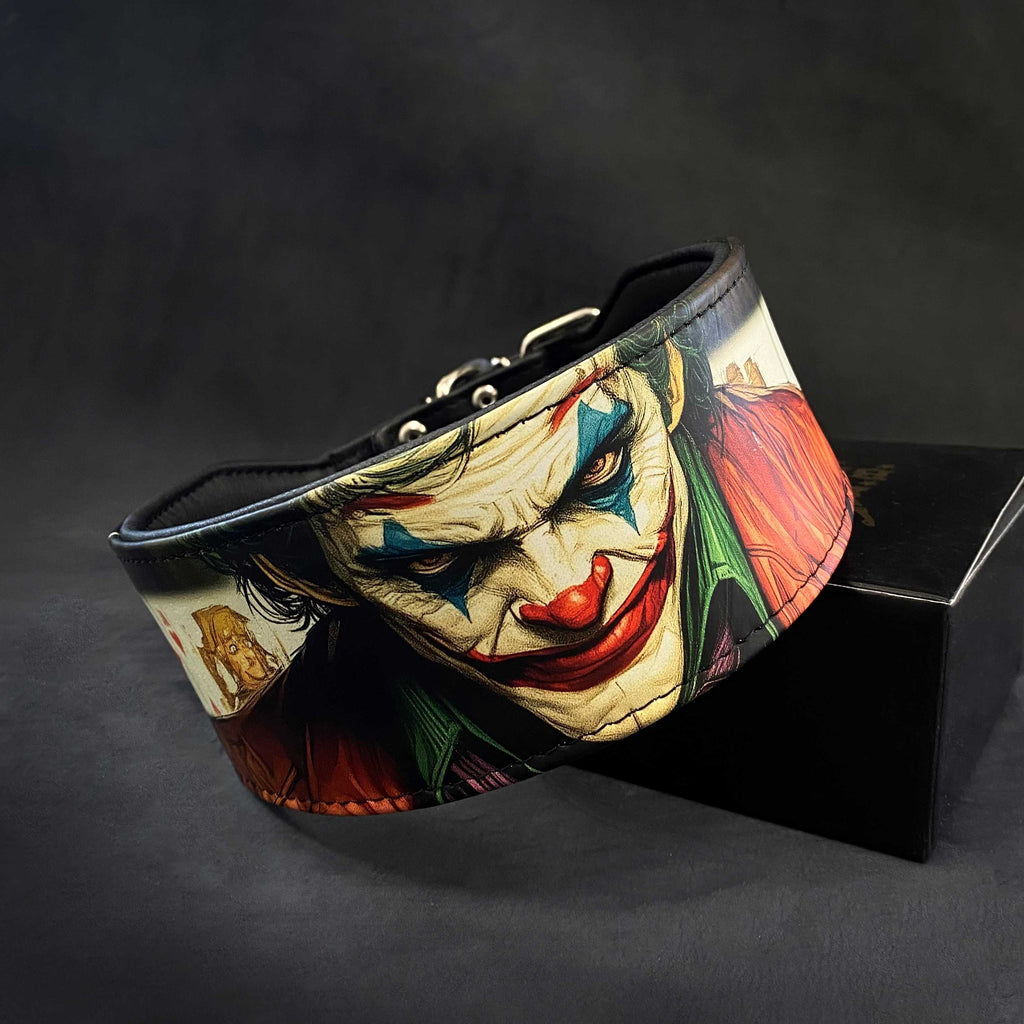 Nahaufnahme des schwarzen JK-Lederhalsbands mit farbigem Joker-Motiv und schwarzer Polsterung auf dunklem Hintergrund