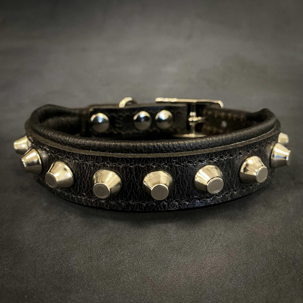 Schwarzes Rock-Lederhalsband mit silberfarbenen Nieten, schwarzer Polsterung und schwarzen Nähten