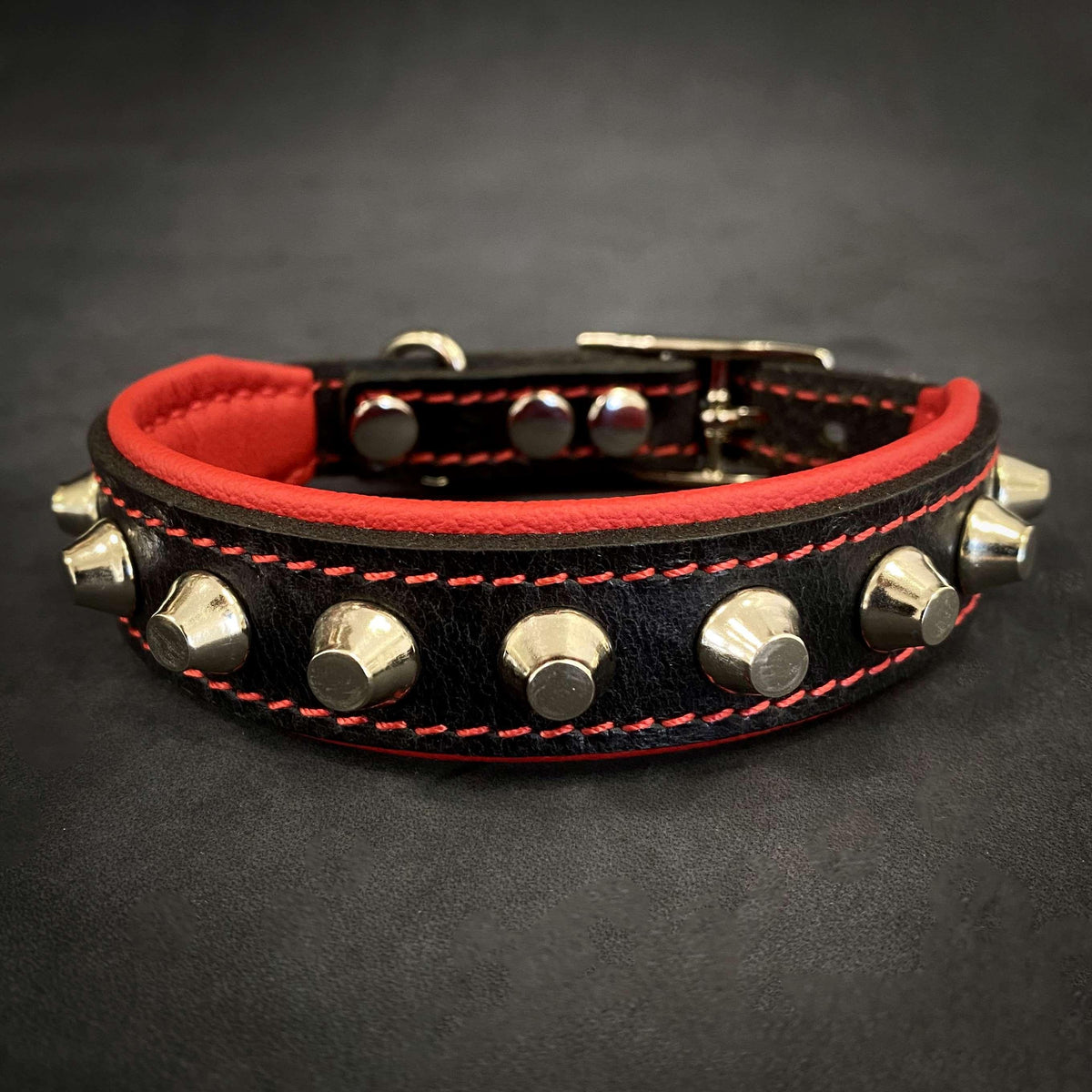 Schwarzes Rock-Lederhalsband mit silberfarbenen Nieten, roter Polsterung und roten Nähten