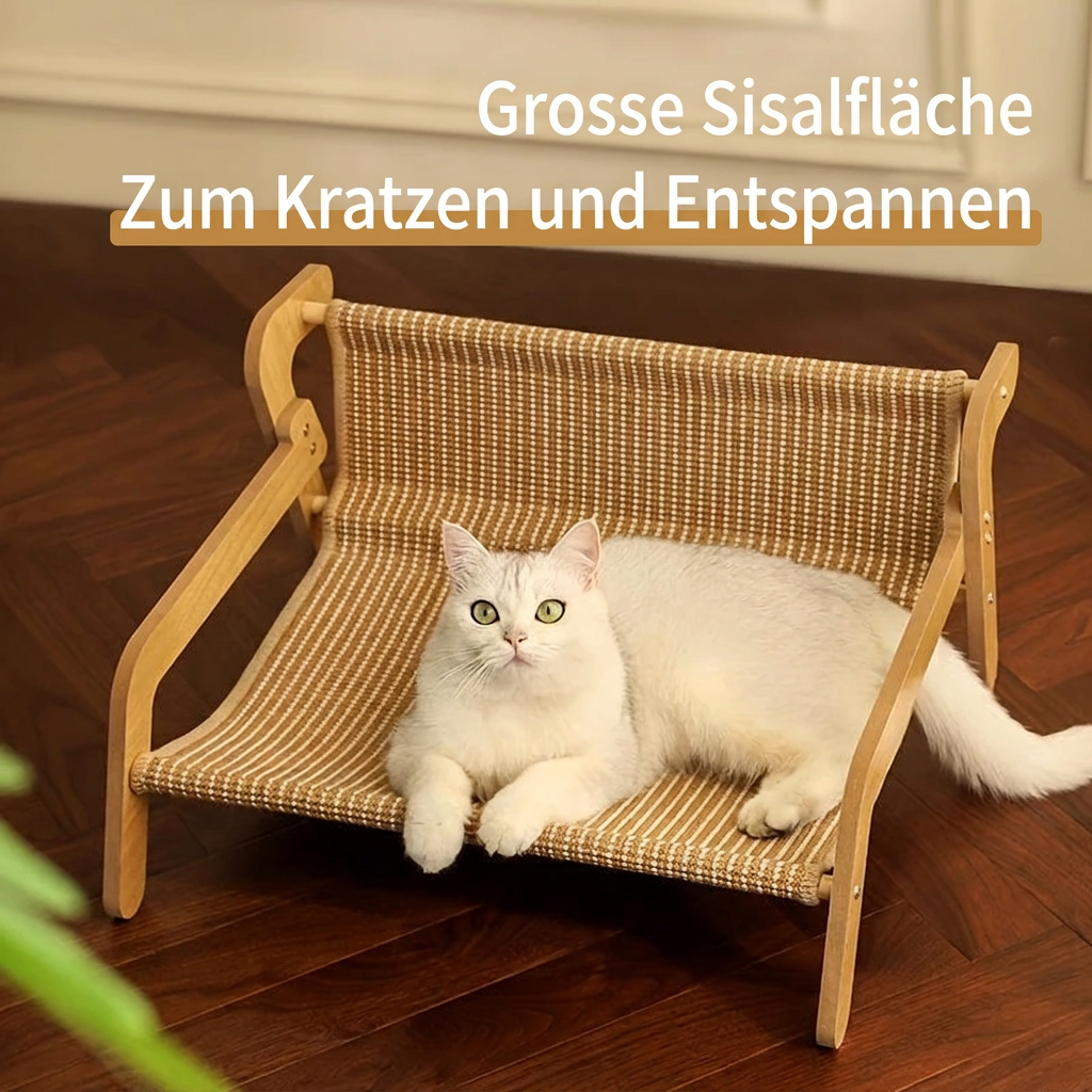 Weisse Katze liegt ausgestreckt auf der gewebten Fläche des Katzensofas mit Holzrahmen.