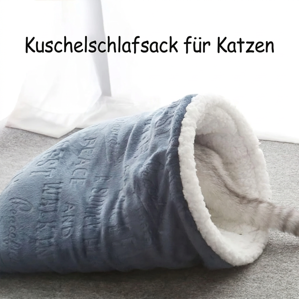 Blaugrauer Katzenschlafsack auf einem Teppich mit dem Schriftzug Kuschelschlafsack für Katzen