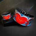 M&M-Lederset aus Hundehalsband und passendem Armband mit rotem Herz und farbigem Figurenprint auf blauem Hintergrund
