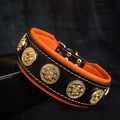 BESTIA Bijou Lederhalsband mit schwarzer Aussenseite, orangefarbener Innenpolsterung und goldfarbenen Strassverzierungen.