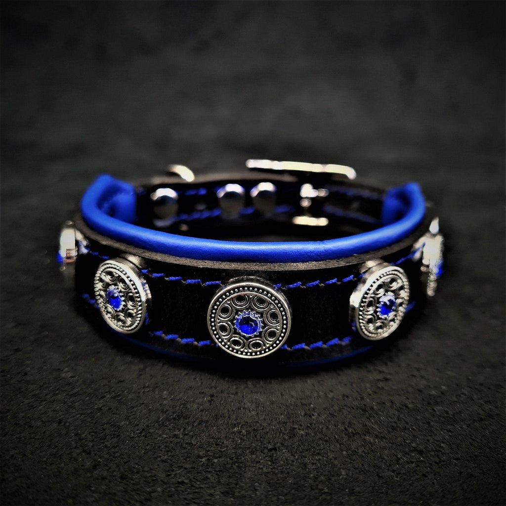 BESTIA Bijou Lederhalsband in Schwarz/Blau mit blauer Polsterung und silberfarbenen Zierelementen mit blauen Steinen.