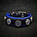 BESTIA Bijou Lederhalsband in Schwarz/Blau mit blauer Polsterung und silberfarbenen Zierelementen mit blauen Steinen.
