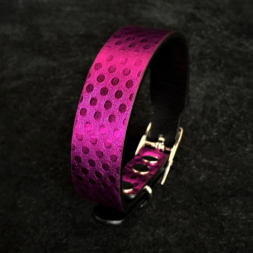 BESTIA Corfu Lederhalsband in Lila mit Punktmuster, schwarzer Innenseite und Metallschnalle auf dunklem Hintergrund.