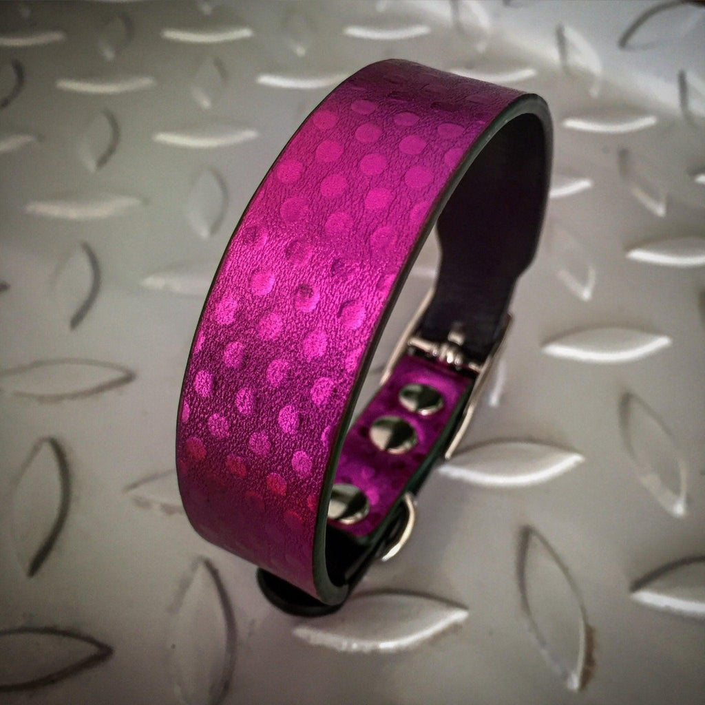 BESTIA Corfu Lederhalsband in Lila mit Punktmuster und schwarzer Innenseite auf silbernem Riffelblech.