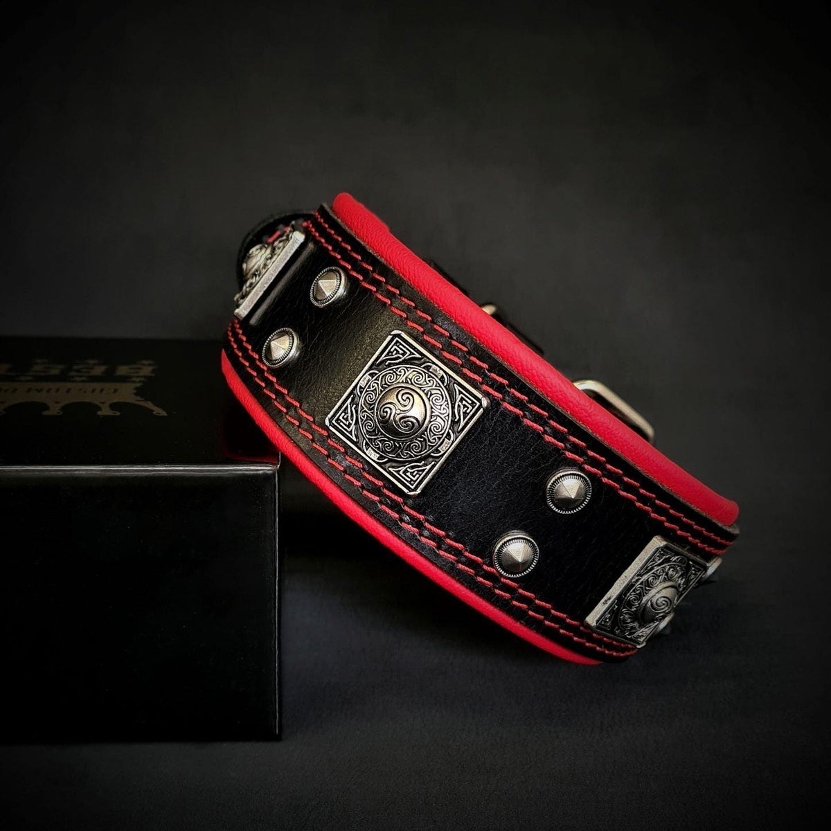 BESTIA Eros Lederhalsband in Schwarz mit roter Polsterung, roten Nähten und silberfarbenen Ziernieten.