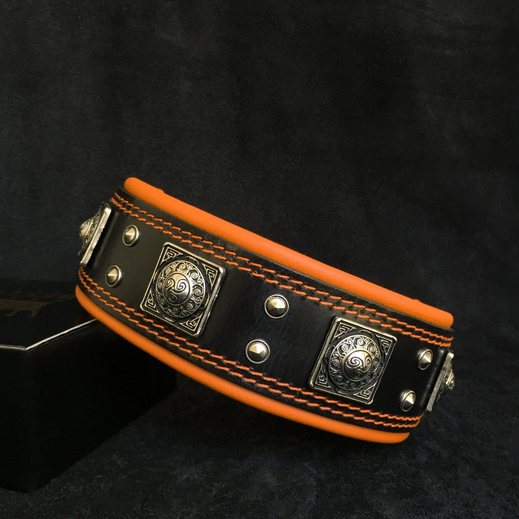 BESTIA Eros Lederhalsband in Schwarz mit orangefarbener Polsterung, orangefarbenen Nähten und silberfarbenen Ziernieten.