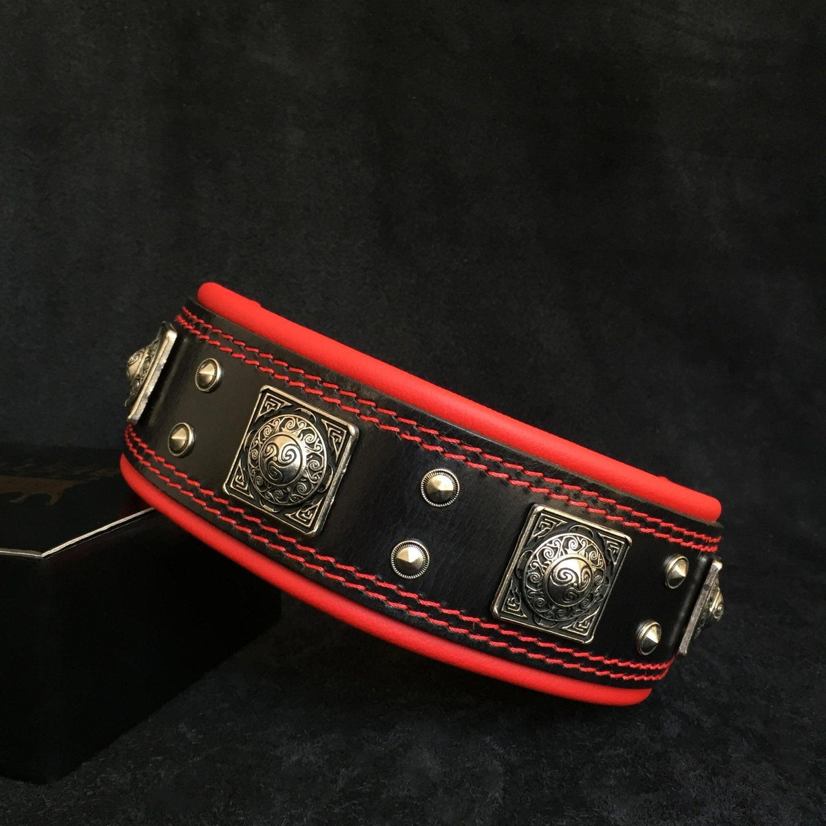 BESTIA Eros Lederhalsband in Schwarz mit roter Polsterung, roten Nähten und silberfarbenen Ziernieten.
