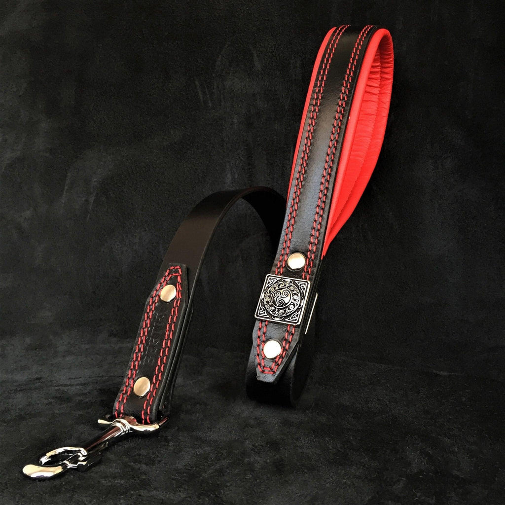 Passende BESTIA Eros Lederleine in Schwarz mit rot gepolstertem Griff, roten Nähten und silberfarbenem Karabiner.
